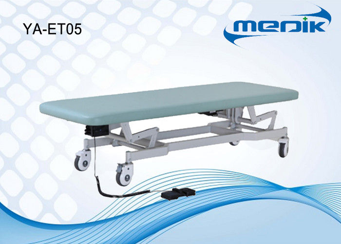 El examen médico ajustable de la altura presenta la tabla paciente del examen con el interruptor de pie para el hospital