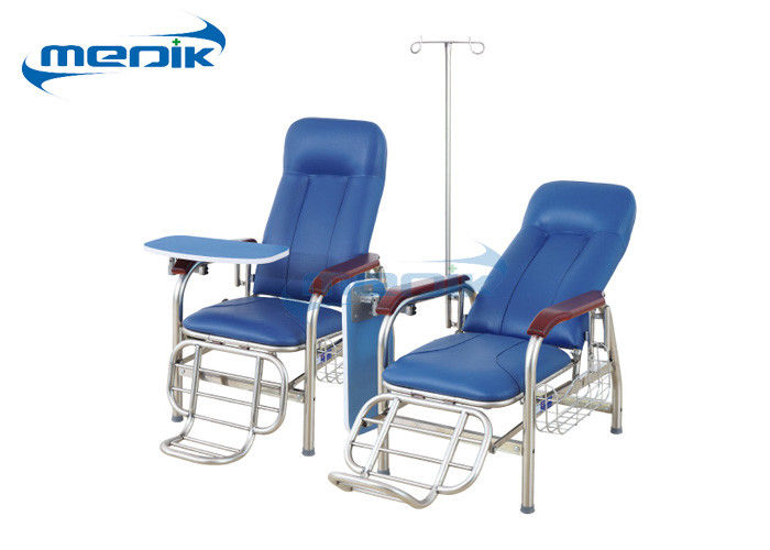 Los muebles ajustables del hospital presiden la silla paciente de la transfusión con IV poste