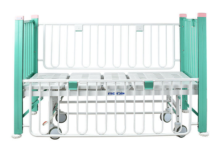 Cama pediátrica médica manual de dos funciones con los carriles laterales de acero esmaltados