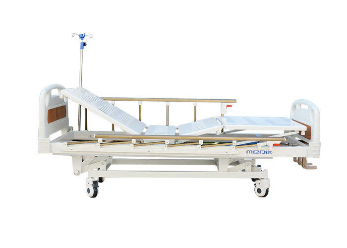 Cama de hospital manual móvil para la sala general, carriles laterales de la aleación de aluminio