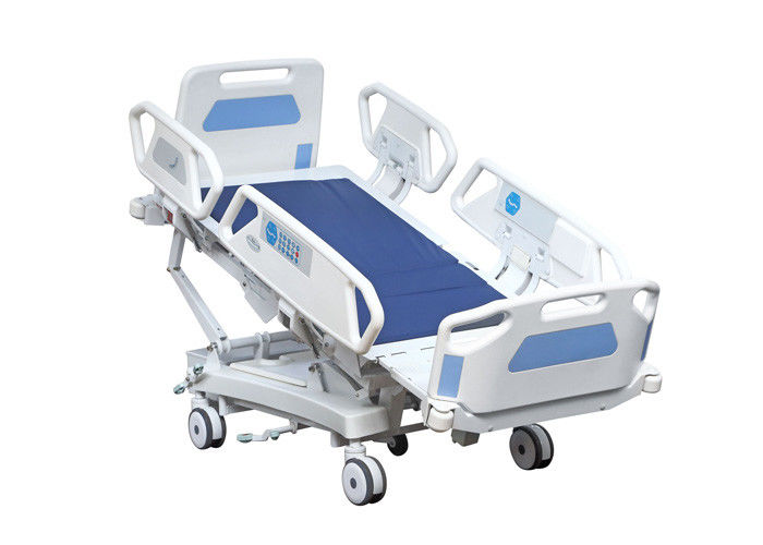 Cama eléctrica de los cuidados intensivos del hospital con la sección extensa del pie