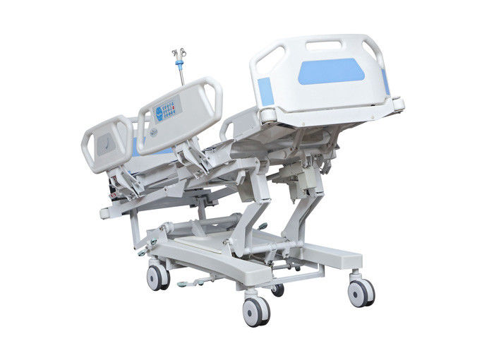 Cama eléctrica de los cuidados intensivos del hospital con la sección extensa del pie