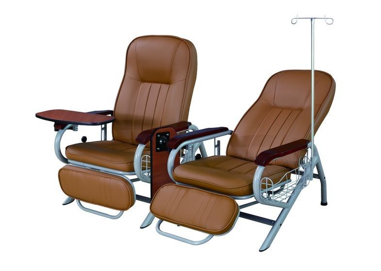 Los muebles manuales del hospital presiden la silla de la transfusión con la tabla giratoria